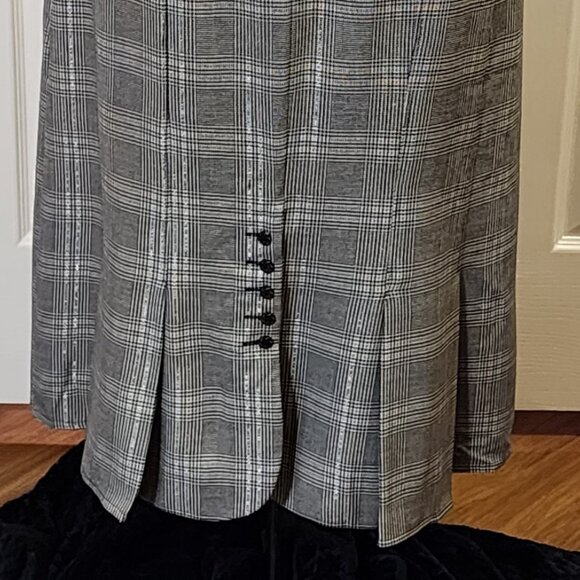 Black & white plaid skirt with kick-pleat button details on the back hem - Picture 4 of 4